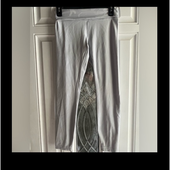 Lululemon size 6 white camo leggings EUC! Worn twice - Picture 3 of 6
